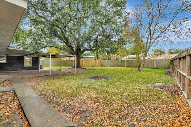 Building Photo - 1914 Monroe Dr