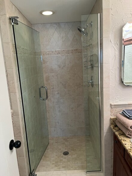 Building Photo - 823 Meadowland Dr