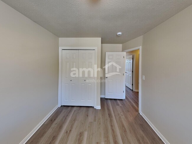 Building Photo - 1169 N Orchard Ave