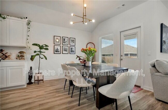 Building Photo - 4435 W Canyon Run Dr
