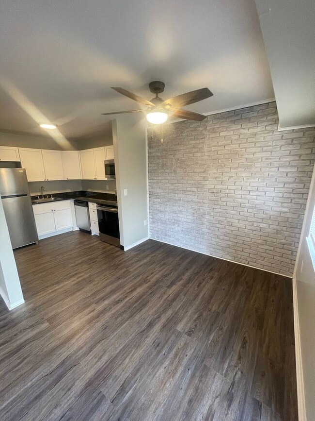Building Photo - Recently Renovated 2 Bed, 1 Bath Condo for Lease NOW!