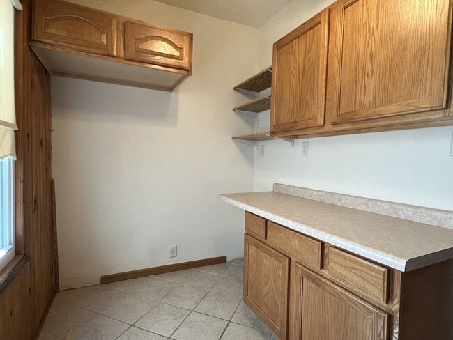 Building Photo - DUBUQUE:  NICE Duplex, hardwood floors, Ce...