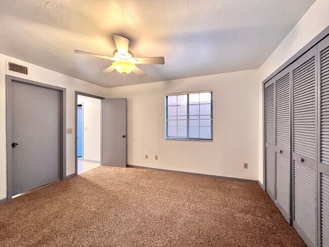 Building Photo - Updated 3 Bedroom, 3 Bathroom Townhome in Rockwood Villas!