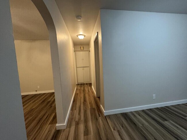 Building Photo - 1044 S Main Ave