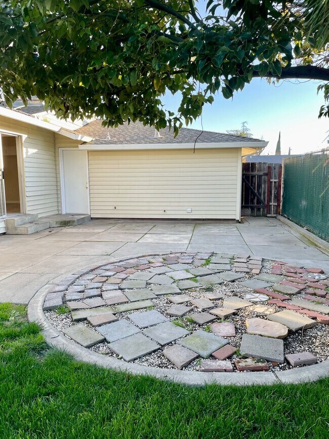 Building Photo - Nice Carmichael Home