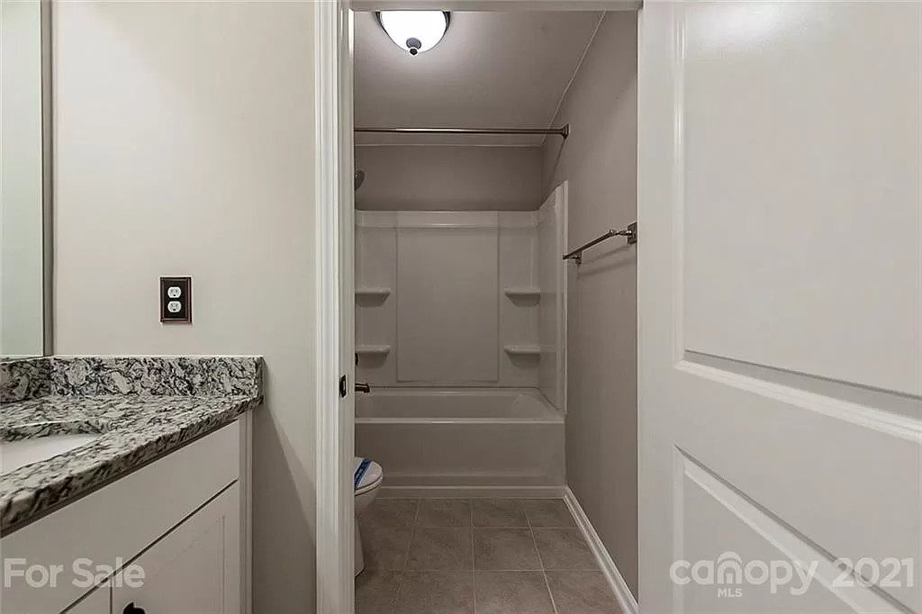 Building Photo - 988 Pennington Dr