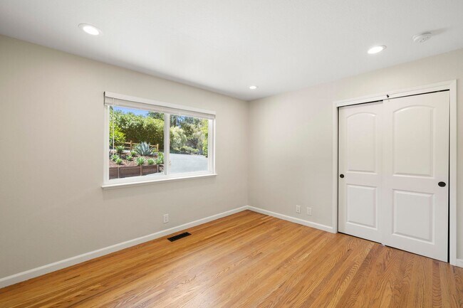 Building Photo - Spacious Menlo Park Retreat with 6 Bedroom...