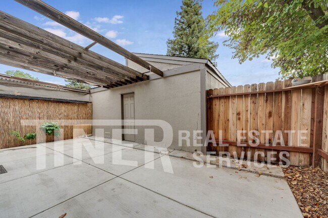 Building Photo - 324 Bridge Pl