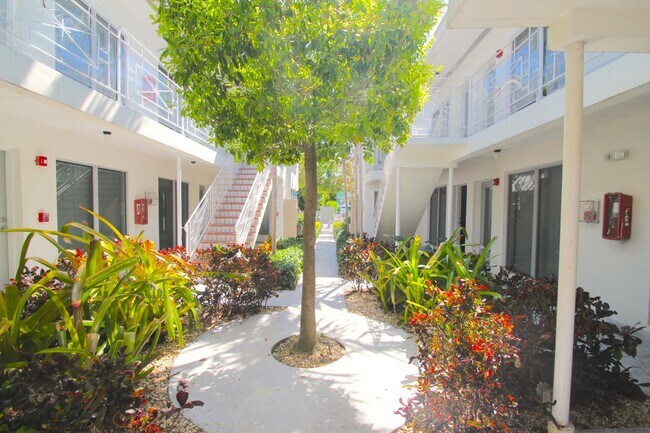 Building Photo - Tastefully furnished 1bed/1bath in the hea...