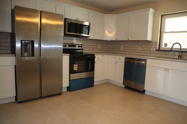 Building Photo - 8755 S Fairfield Ave