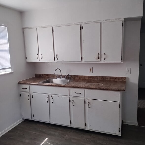 Transformed Cabinets and Counter Tops - 2501 Flanigan Ct