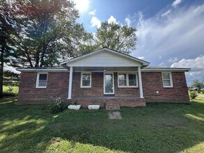 Building Photo - Brick Home W/ Big Yard