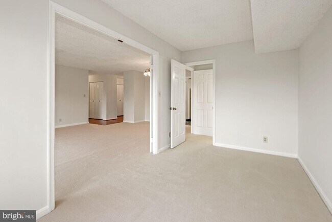 Building Photo - 3800 Powell Ln