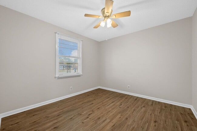 Building Photo - 110 Tandy Dr