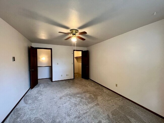 Building Photo - 2 BD Unit - Excellent Lacey Location