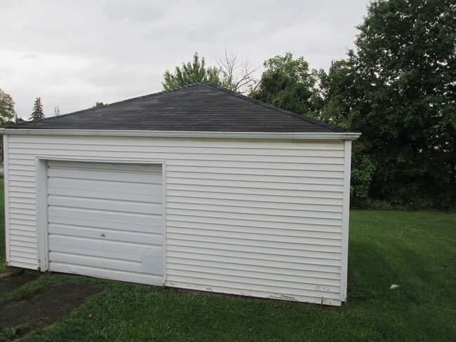 Building Photo - 848 Lawrence Ave