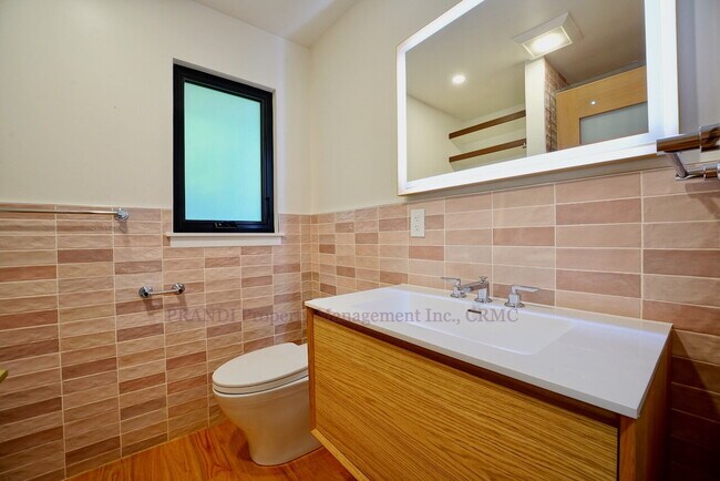 Building Photo - Unmatched Quality and Unparalleled Views F...