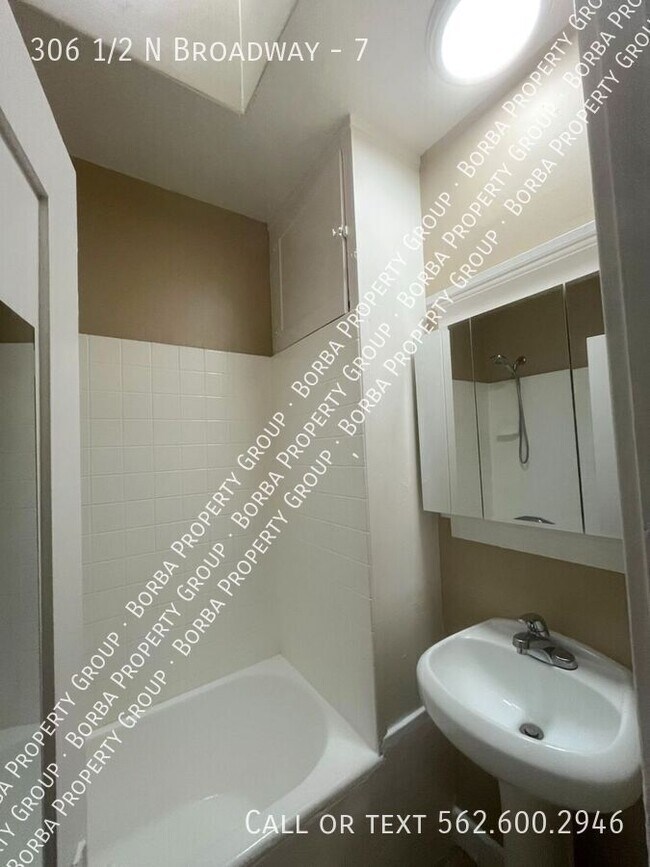 Building Photo - 306 1/2 N Broadway-7