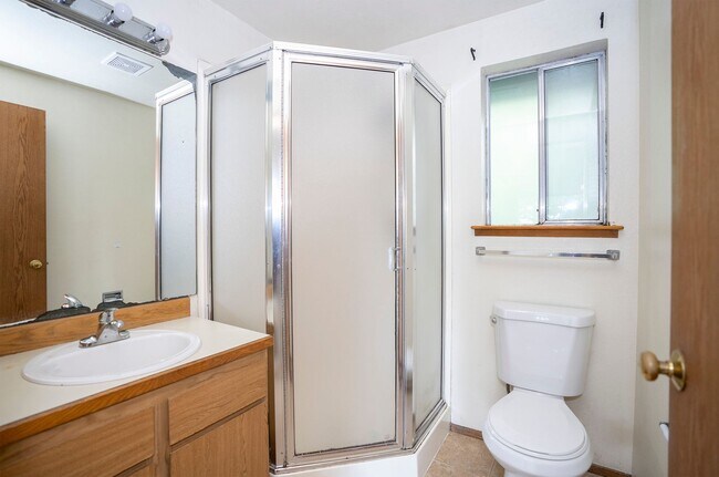 Building Photo - Spacious 3 Bedroom Home in Bremerton!