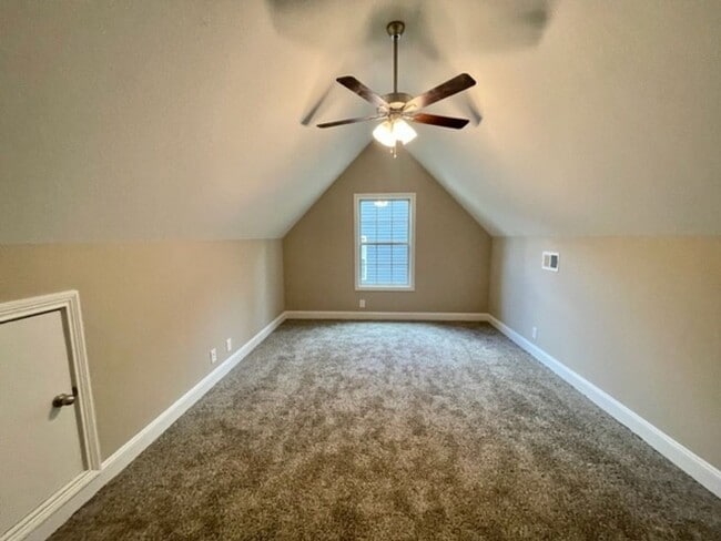 Building Photo - 3 Bedroom 2 Bathroom Home
