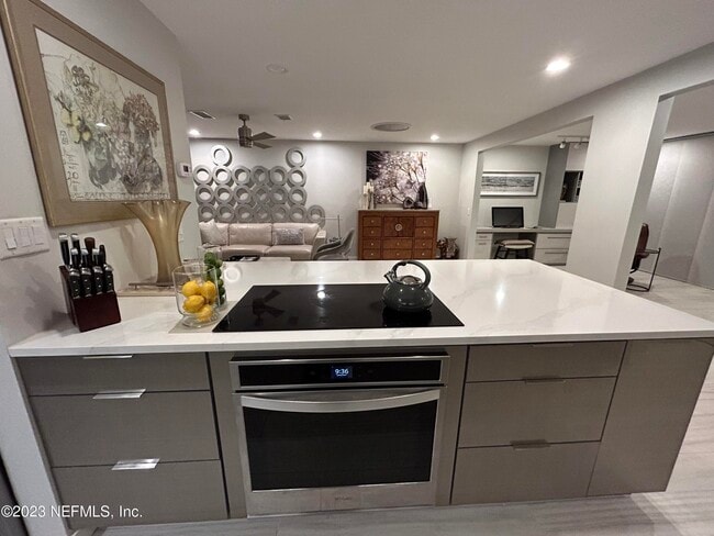 Building Photo - 937 Espinado Ave