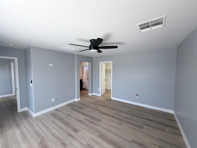 Building Photo - 3028 W Cavalry Dr