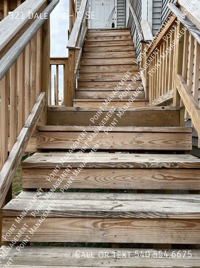 Building Photo - Upstairs 2 Bed 1 Bth Apt Close to Downtown...