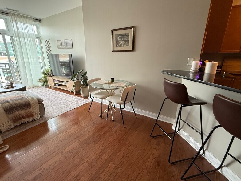 Building Photo - 140 S River St