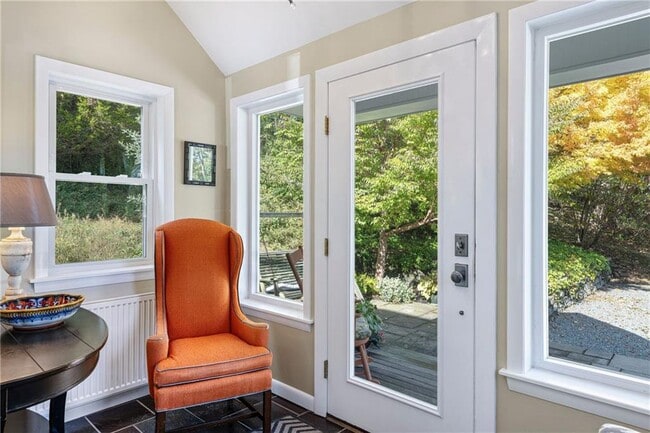 Building Photo - 140 Connection St