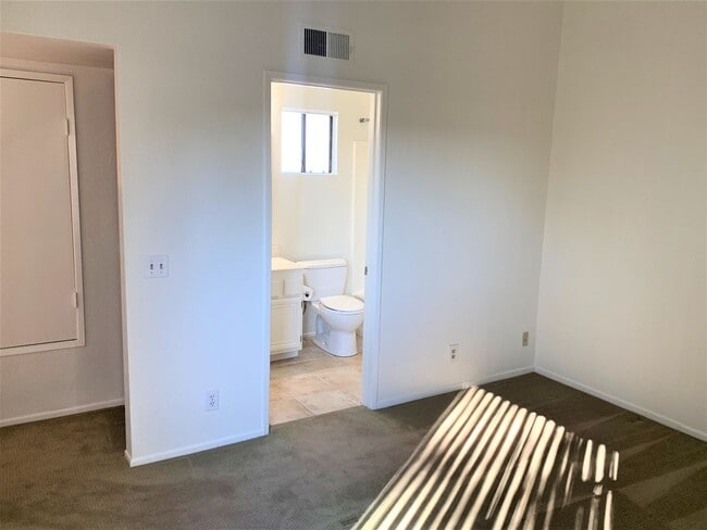 Building Photo - Amazing condo located in desirable Aliso Viejo!