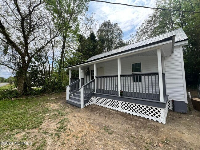 Building Photo - 112 E Dewey St