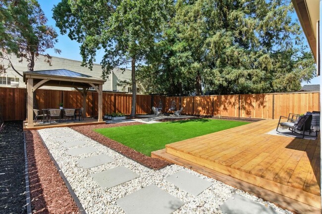 Building Photo - Refined Redwood City Living: Exquisitely R...