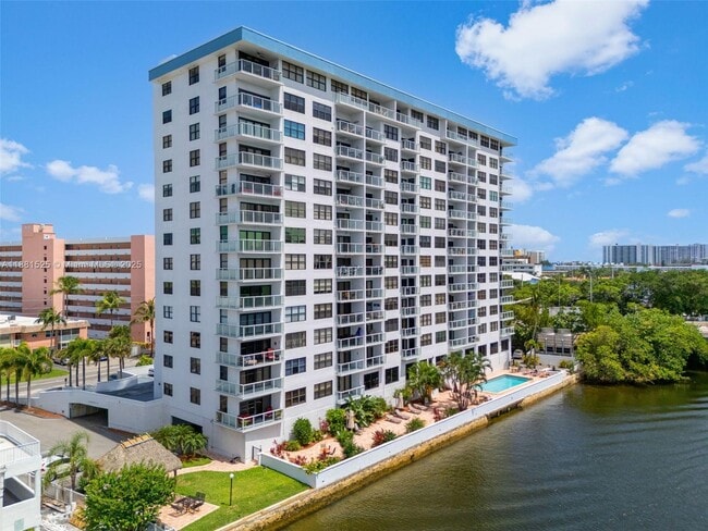 Building Photo - 1401 N Riverside Dr