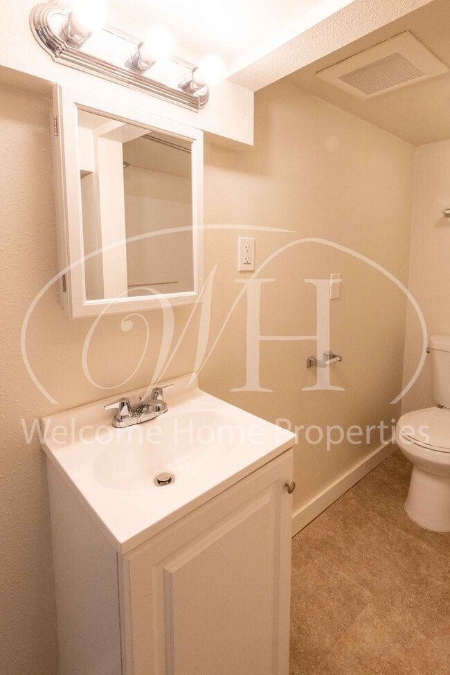 Building Photo - Spacious 4 Bedroom Home with Fireplace and Fenced Yard