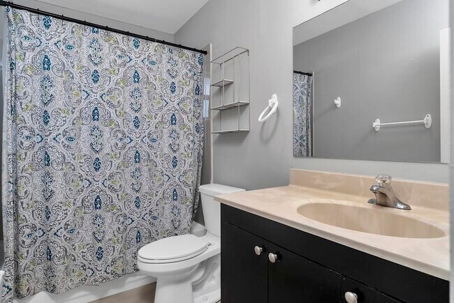 Building Photo - 915 S N St