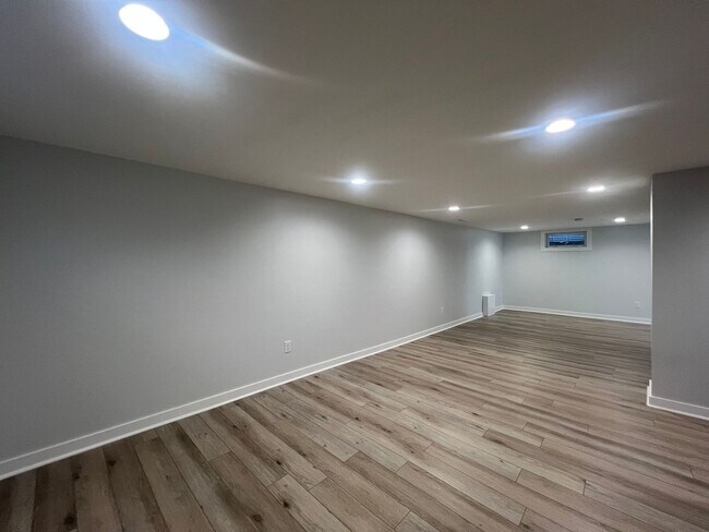 Building Photo - 2 Bed, 1 Bath Single-Family Home Close to ...