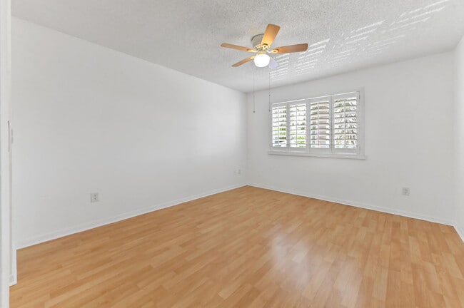Building Photo - 140 Yacht Club Way