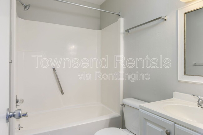 Building Photo - 5858 Century Oaks Dr
