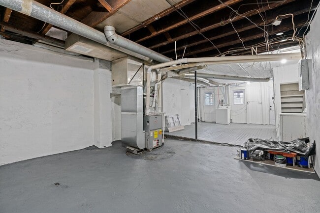 Building Photo - 2 bed 1 bath - all updated, central air, laundry, great location