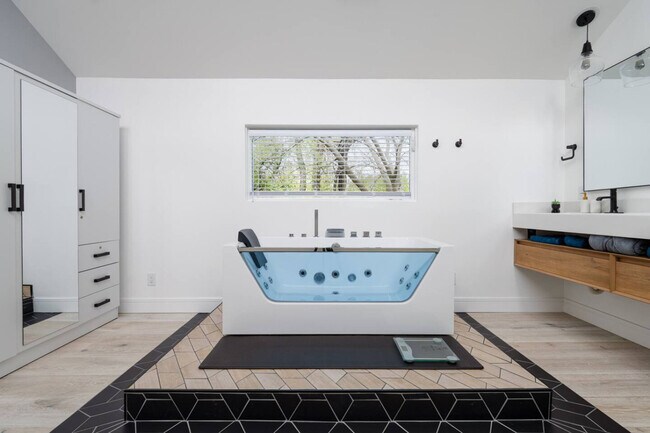 Building Photo - 4016 Eaton Dr