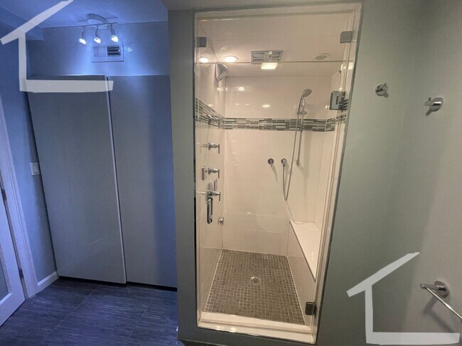 Building Photo - Amazing two bedroom, pool, parking, amazing kitchen, dining and living room