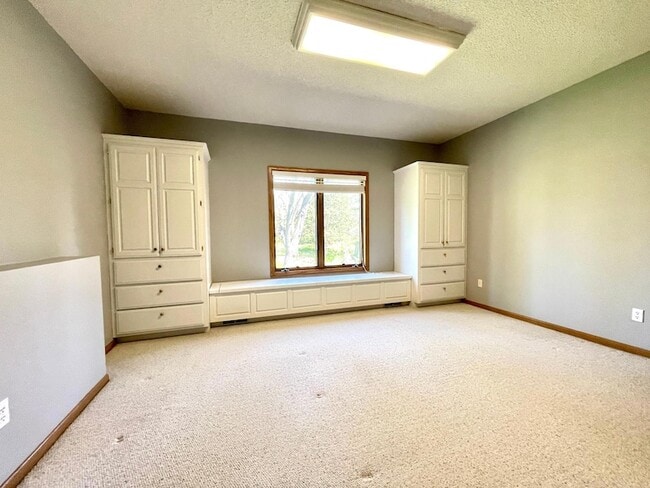 Building Photo - 640 S Park Ct