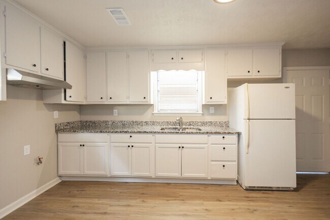 Building Photo - 1013 W Slaton Ave