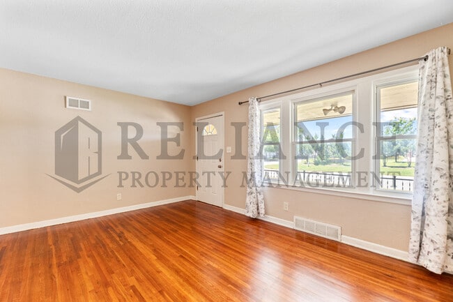 Building Photo - 536 S Glendale St