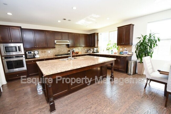 Building Photo - 527 Elm Cottage Ct