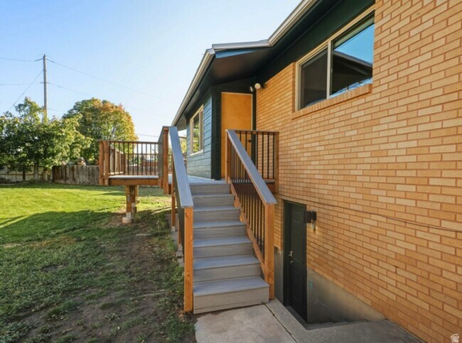 Building Photo - 2036 Highland View Cir