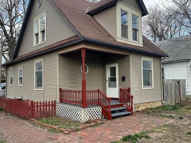 Building Photo - 1222 SW 5th St