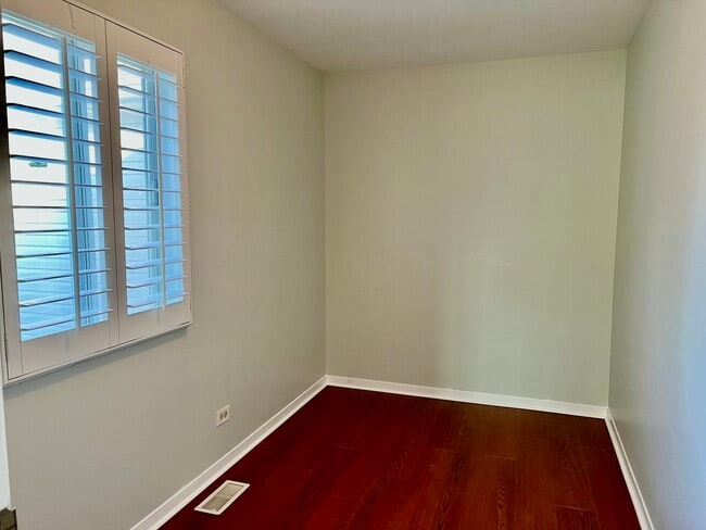 Building Photo - 645 Le Parc Cir