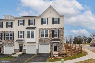 Building Photo - 923 Magnolia Ln