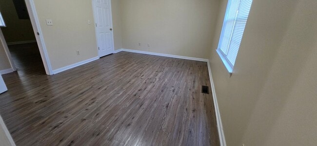 Building Photo - READY TO MOVE IN! 3 BEDS/2 BATHS!